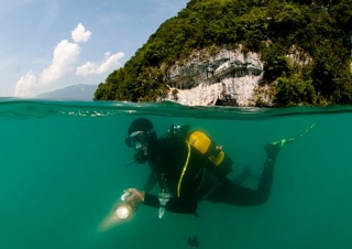  bajo la superficie del lago de Annecy